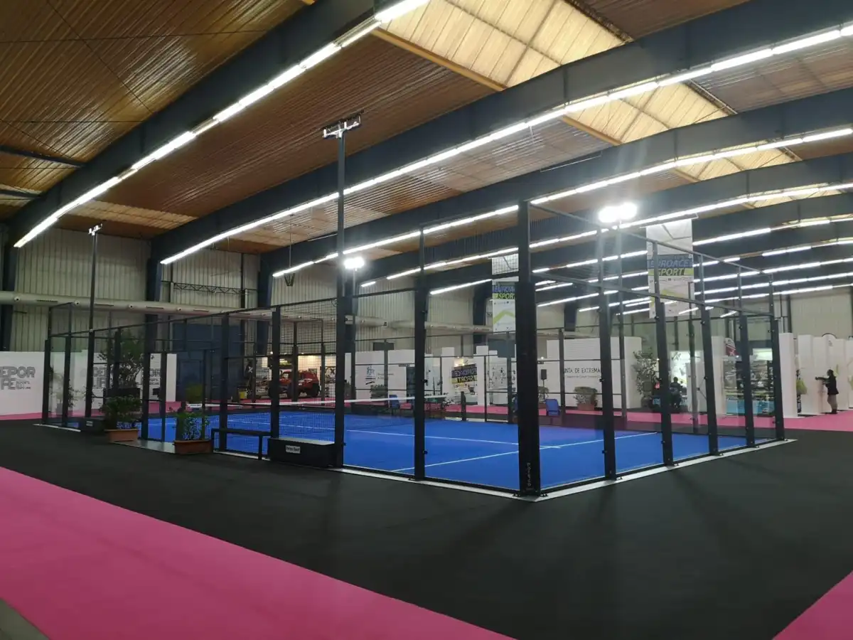 Mobile Padelplatz auf einer Messe in Spanien