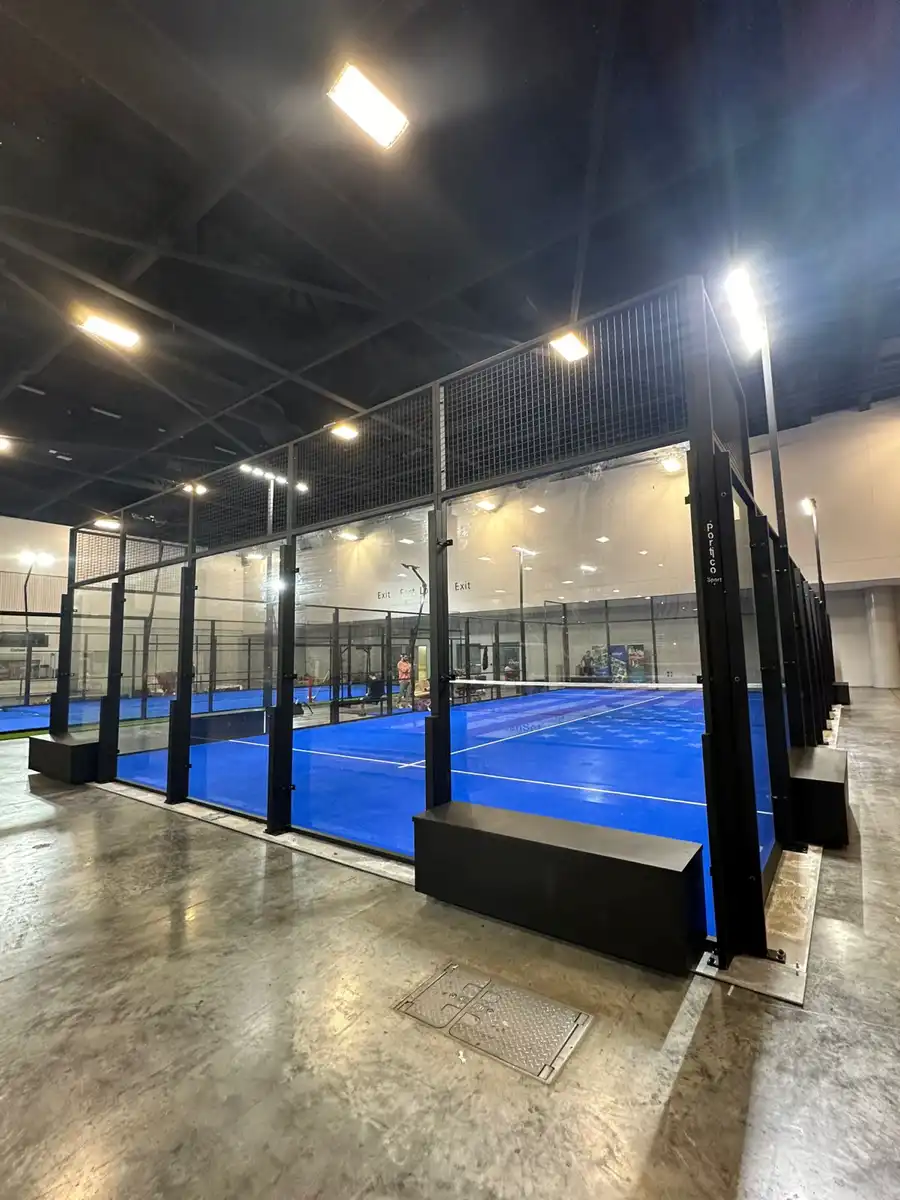 Mobile Padelplatz im RacquetX Fair in den USA